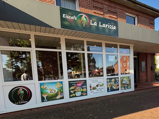 Eiscafé La Larissa Außenansicht des Eiscafés La Larissa mit großen Schaufenstern und vielfältigem Speiseangebot.