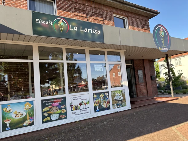 Eiscafé La Larissa Eiscafé La Larissa mit einladendem Eingang und farbenfrohen Eisspezialitäten auf der Fensterfront.