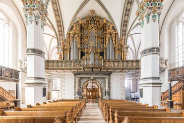 WF-Hauptkirche-BMV-Orgel.jpg Heller Kirchenraum mit goldverzierter imposanter Orgel