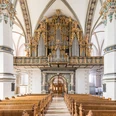 WF-Hauptkirche-BMV-Orgel.jpg Heller Kirchenraum mit goldverzierter imposanter Orgel