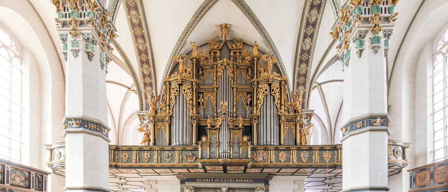 WF-Hauptkirche-BMV-Orgel.jpg Heller Kirchenraum mit goldverzierter imposanter Orgel