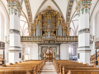 WF-Hauptkirche-BMV-Orgel.jpg Heller Kirchenraum mit goldverzierter imposanter Orgel