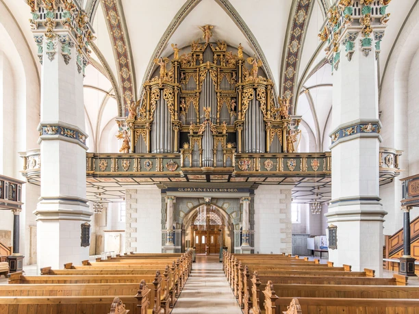 WF-Hauptkirche-BMV-Orgel.jpg Heller Kirchenraum mit goldverzierter imposanter Orgel
