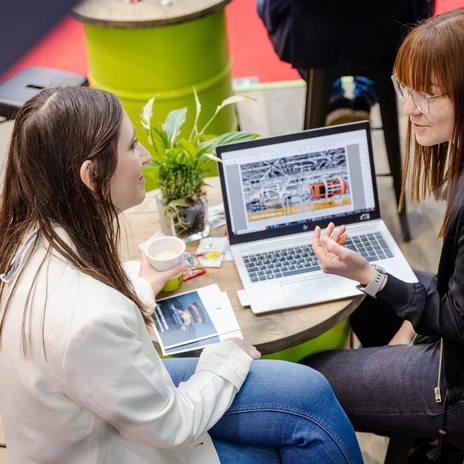 Ihre Tagung & Konferenz in Leipzig: Gespräch bei Kaffee am Stand auf der IMEX 2023