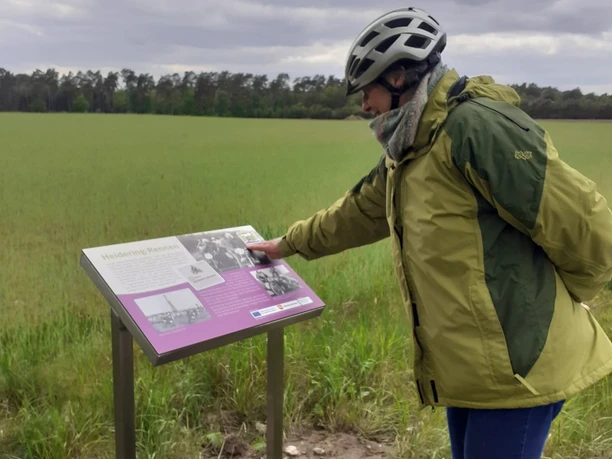 Thementafel Heidering-Rennen Thementafel Heidering-Rennen Wanderweg Hohne