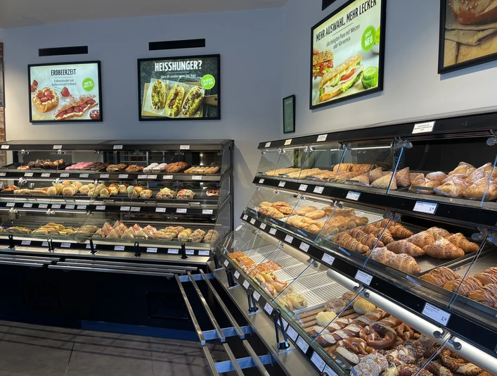 Blick auf die Brötchenauswahl Blick auf das Thekenangebot von BackWerk