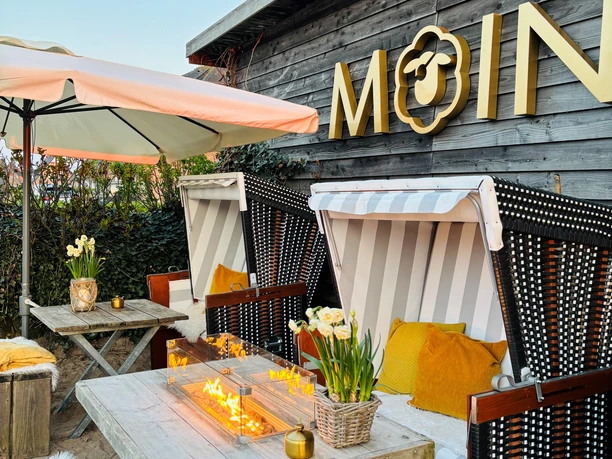 Außenbereich des Restaurants Moin auf Sylt.jpg