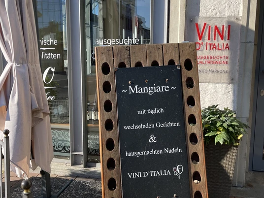 Vini d`Italia Außenansicht.JPG Vini d`Italia AußenansichtVini d`Italia exterior viewVini d`Italia set udefraVini d`Italia buitenaanzicht