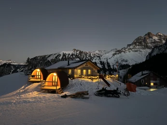 Gitschener Holzhüttli bei Nacht