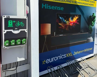 eBike Ladesäule am euronicsXXL Johann+Wittmer in Ratingen E-Bike Ladestation mit vier Steckplätzen vor einem Euronics-Geschäft in Ratingen.