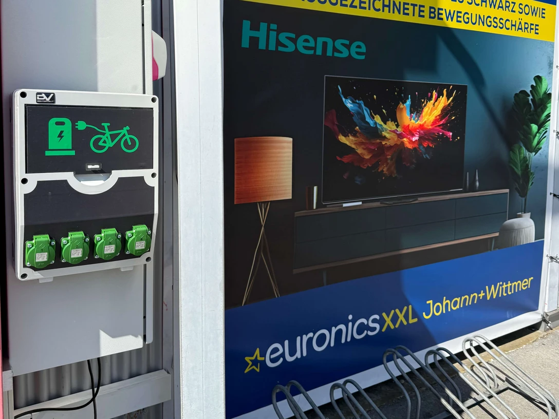 eBike Ladesäule am euronicsXXL Johann+Wittmer in Ratingen E-Bike Ladestation mit vier Steckplätzen vor einem Euronics-Geschäft in Ratingen.