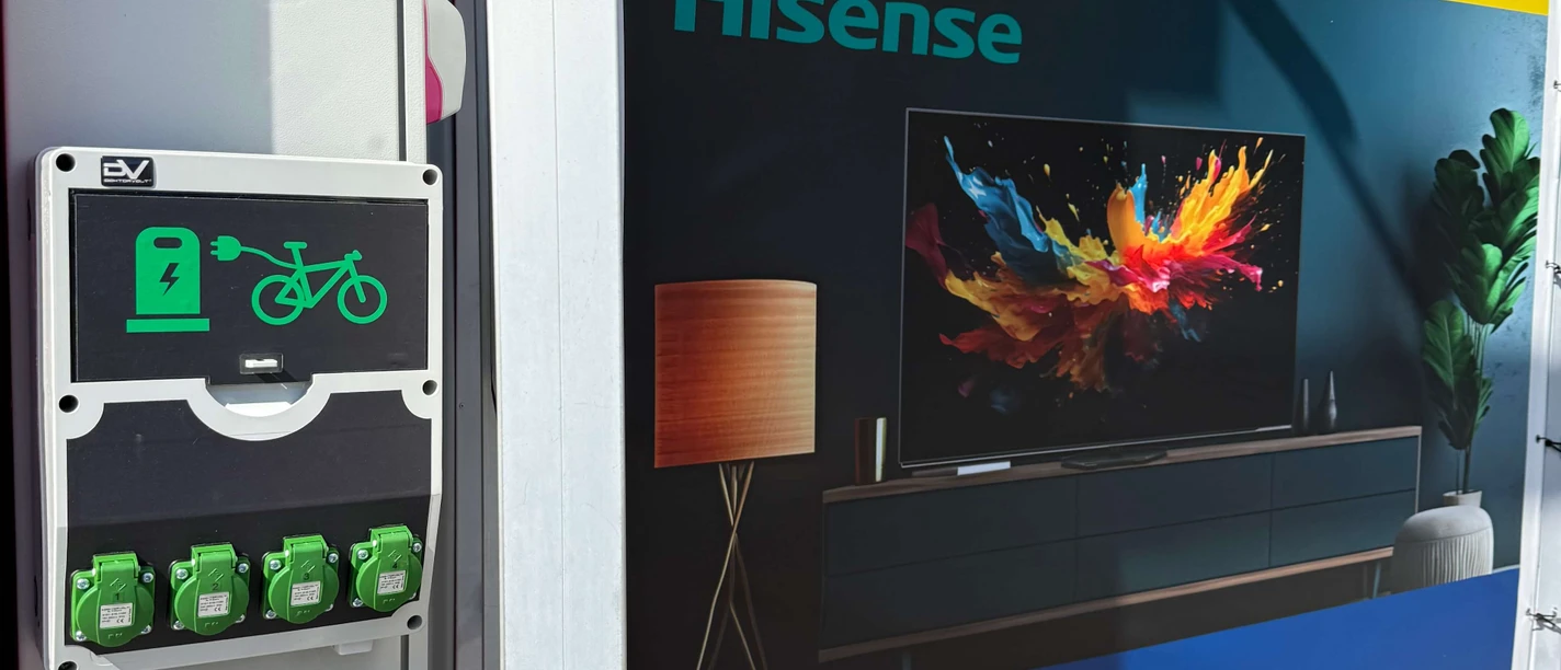 eBike Ladesäule am euronicsXXL Johann+Wittmer in Ratingen E-Bike Ladestation mit vier Steckplätzen vor einem Euronics-Geschäft in Ratingen.