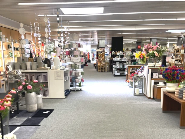 Fachhandel Hohls Blick in den großen Verkaufsraum.JPG Fachhandel Hohls Blick in den großen Verkaufsraum