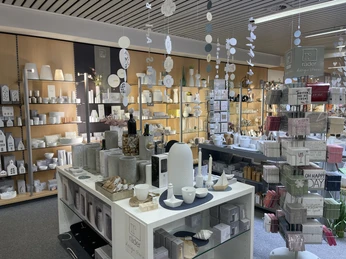 Servietten und Porzellan.JPG Schön dekorierte Verkaufsecke mit Servietten, Karten und Porzellan