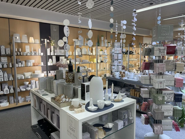 Servietten und Porzellan.JPG Schön dekorierte Verkaufsecke mit Servietten, Karten und Porzellan