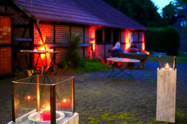 Romantische Beleuchtung im Biergarten Romantische Beleuchtung im Biergarten