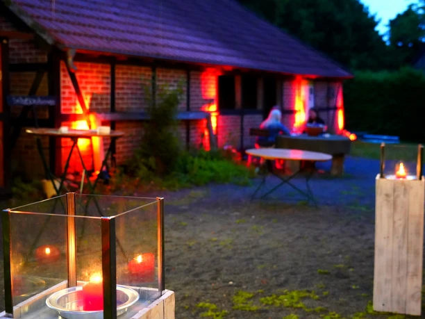 Romantische Beleuchtung im Biergarten Romantische Beleuchtung im Biergarten