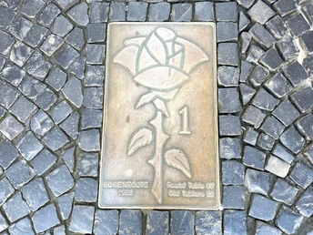 Bronzeguss-Tafel_Rosenroute_1_CC0_bearbeitet_WEB.jpeg