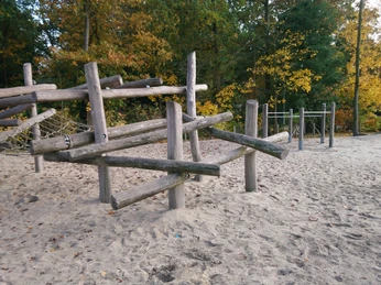 Rastede_Spielgeräte_GS_Feldbreite (3).jpg