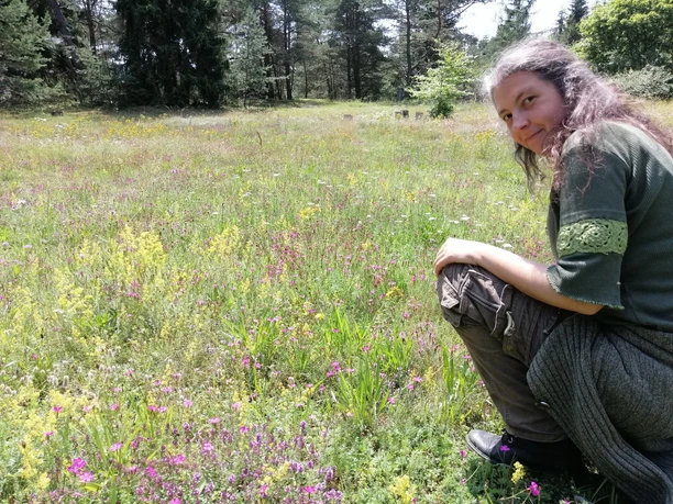 Anna Hutter an der Kräuterwiese