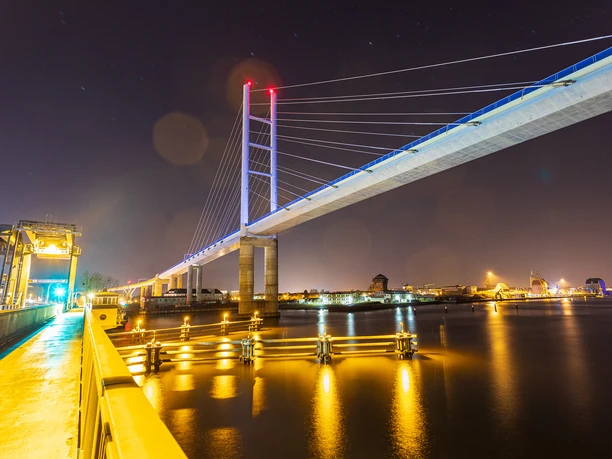 Rügenbrücke bei Nacht
