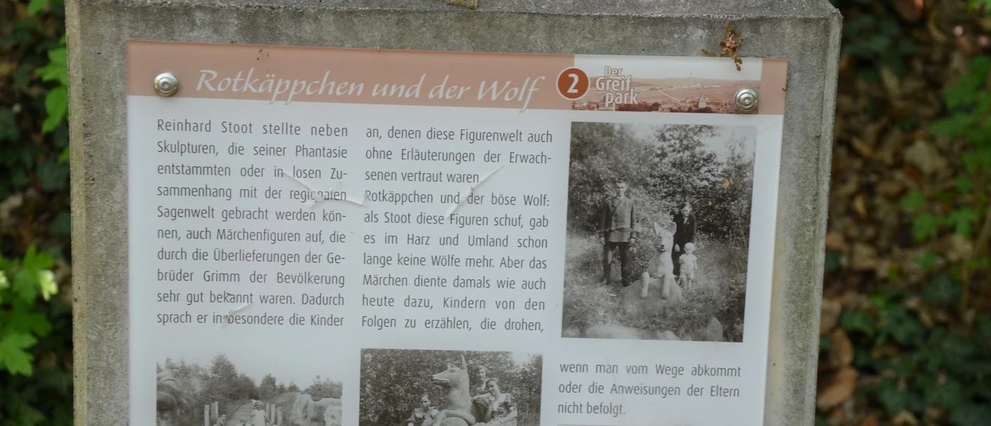 Infostele Rotkäppchen und der böse Wolf als Teil des Märchenpfads im Kurpark am Greif in Salzgitter-Bad