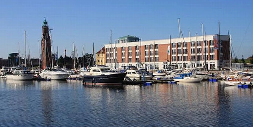 Frontansicht mit Hafenbecken