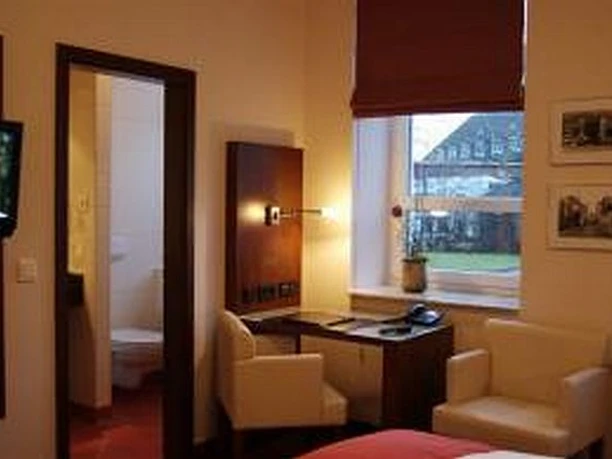 Sitzgelegenheit im Standard Hotelzimmer