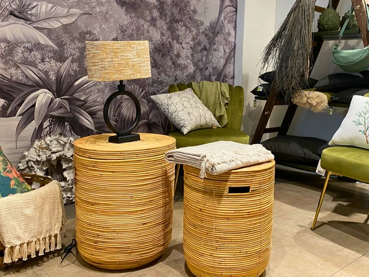 mooi Grüne Sessel, Körbe, stilvolle Lampe und verschiedene Accessoires