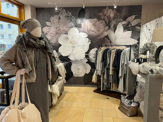 No. Five Im Geschäft: Kleiderstange, Dekoartikel und eine stilvoll gekleidete Puppe