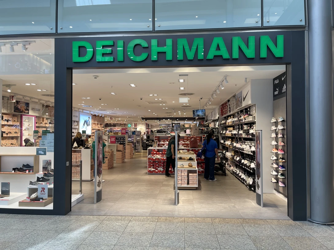 Deichmann.JPG Eingang in die Deichmann Filiale