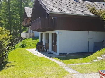 Sommer – mit schönem Rasenplatz ...