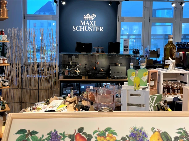 Tastings Maxi Schuster im Elsbach Haus-Pro Herford GmbH.JPG Innenansicht des Elsbach Hauses mit dem Tasting-Bereich von Maxi Schuster, Vielfalt an Produkten.