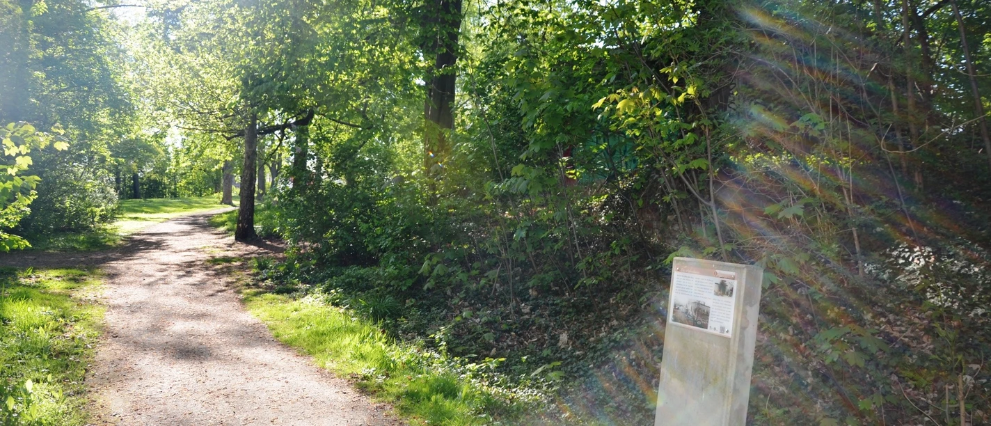 Infostele Hexenhaus auf dem Märchenpfad im Kurpark am Greif in Salzgitter-Bad