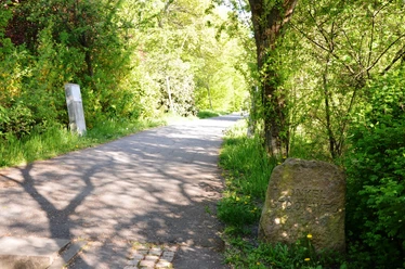 Infostele Onkel Stoot auf dem Märchenpfad im Kurpark am Greif in Salzgitter-Bad