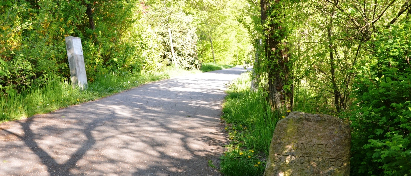 Infostele Onkel Stoot auf dem Märchenpfad im Kurpark am Greif in Salzgitter-Bad