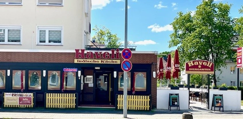 Haveli.jpg Außenansicht vom Restaurant mit Biergarten