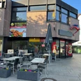 Damaskus Haus 2.jpg Ansicht auf ein modernes Restaurant mit einer Terrasse und einem auffälligen Superhelden an der Fassade.View of a modern restaurant with a terrace and an eye-catching superhero on the façade.Udsigt til en moderne restaurant med terrasse og en iøjnefaldende superhelt på facaden.Uitzicht op een modern restaurant met een terras en een opvallende superheld op de gevel.