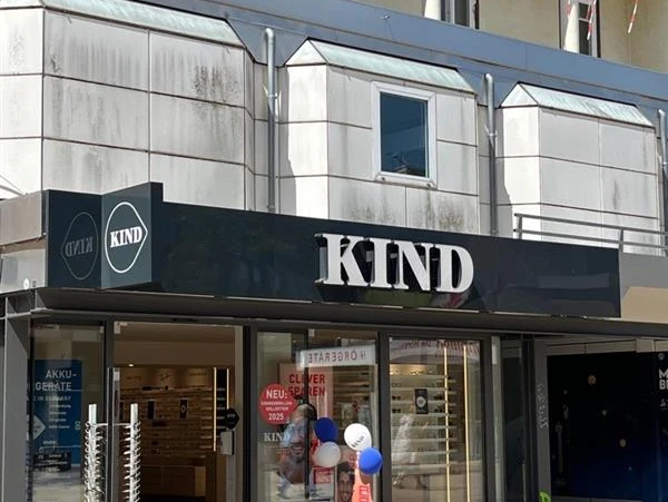 Kind Hörgeräte Kind-Hörgeräte-Filiale mit einladendem Eingangsbereich und klarer Fassadengestaltung.
