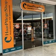 Haarpflegeshop.jpg Eingang eines Haarpflege-Shops mit Friseurbedarf und Markenlogos wie Wella, L'Oréal und Schwarzkopf.