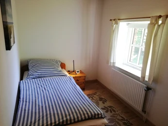 Gulfhof Friedrichsgroden_Ferienwohnung Säbelschnäbler_kleines Schlafzimmer_Nordsee_Carolinensiel.jpg