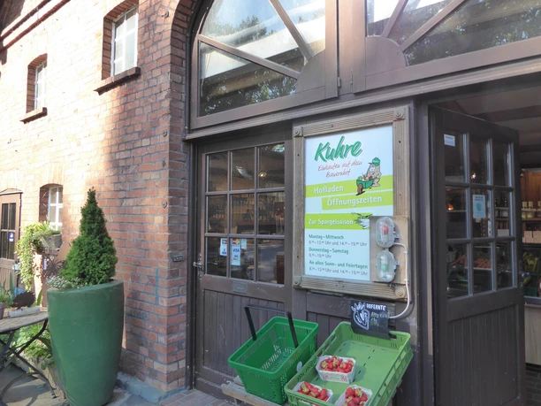 Eingang beim Hofladen Kuhre.JPG Eingang beim Hofladen Kuhre