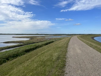 Fahrradweg auf dem Deich des Rantumbecken