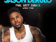 Jason Derulo sitzt in einem weißen Tanktop, blickt ernst in die Kamera. Oben steht "The Last Dance World Tour".