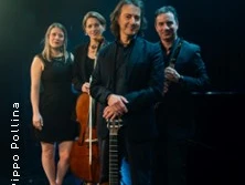 Vier Musikerinnen und Musiker mit Gitarren und Cello vor einer dunklen Bühnenkulisse in stilvoller Kleidung.