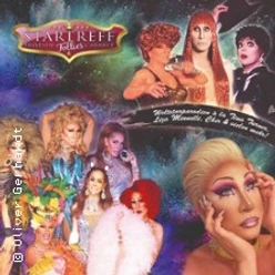 Vielseitig kostümierte Künstlerinnen und Künstler bei einer prächtigen Drag-Show vor Sternenhintergrund.