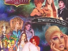 Vielseitig kostümierte Künstlerinnen und Künstler bei einer prächtigen Drag-Show vor Sternenhintergrund.
