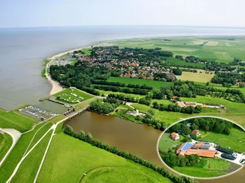 Luftbild 2 mit Ferienhof_klein.jpg