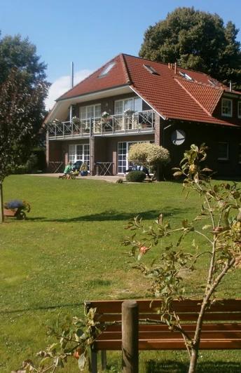 Ferienhaus am Hof mit Fewo Deichblick und Seewind und Hayenland (oben)_klein.JPG