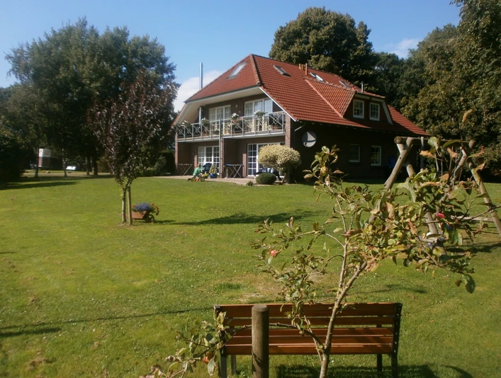 Ferienhaus am Hof mit Fewo Deichblick und Seewind und Hayenland (oben)_klein.JPG